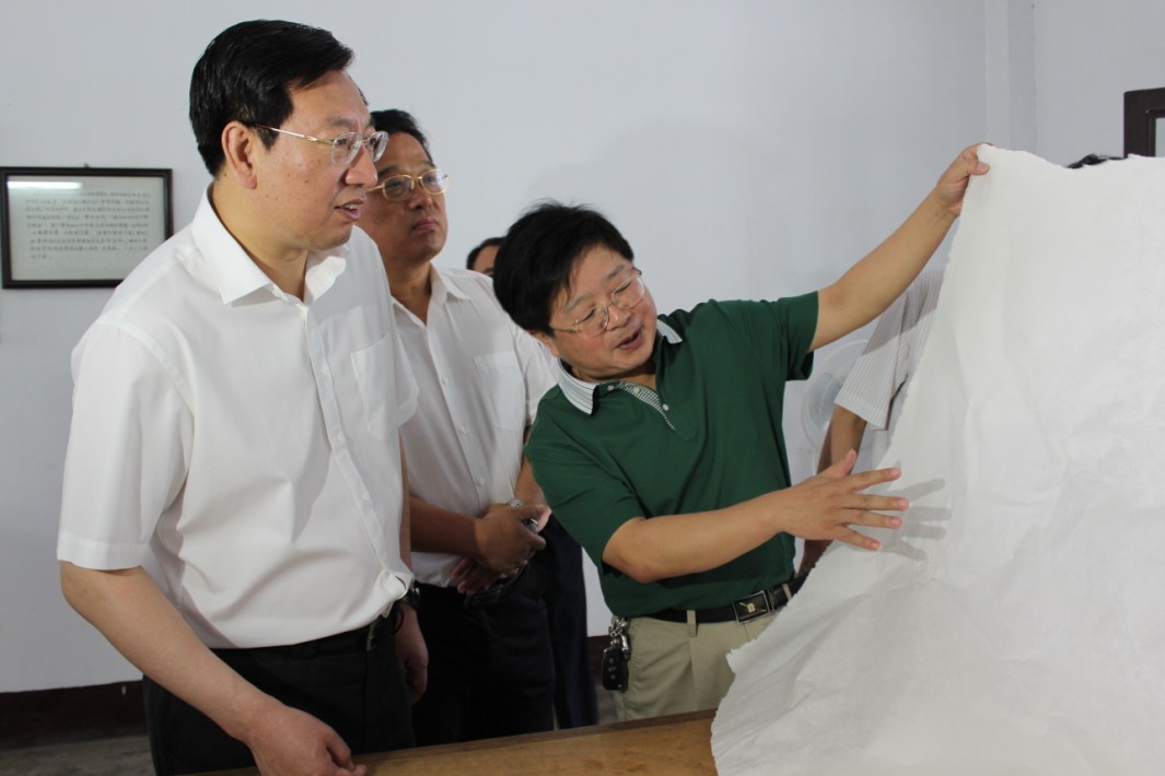 省委常委、宣傳部長曹征海參觀考察宣紙文化園